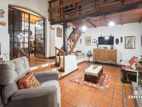 Casa 7 ambientes con 2 baños