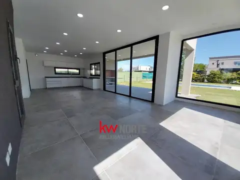 Casa 4 ambientes con 2 baños