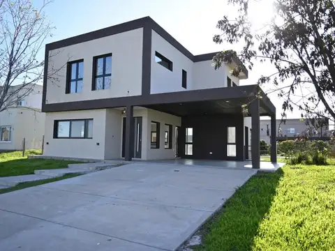 CASA EN VENTA - SAN MATIAS - AREA 4 - LOTE INTERNO - 4 AMBIENTES - DEPENDENCIA DE SERVICIO - PILETA.
