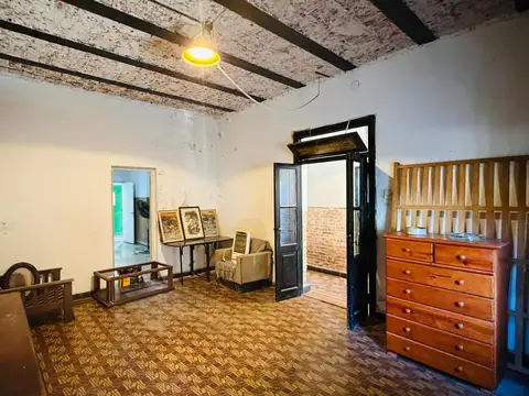 EN VENTA-CASA DE TRES DORMITORIOS CON COCHERA-BARRIO AZCUENAGA