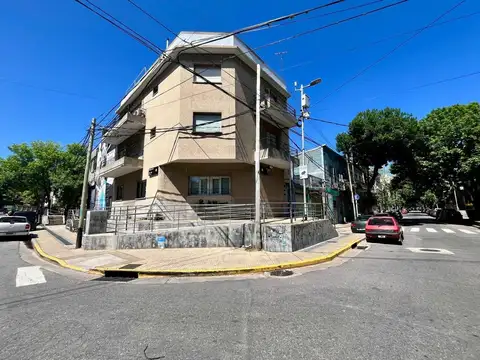 VENTA PH 4MB AL FRENTE Y 2 LOCALES LA BOCA, CABA