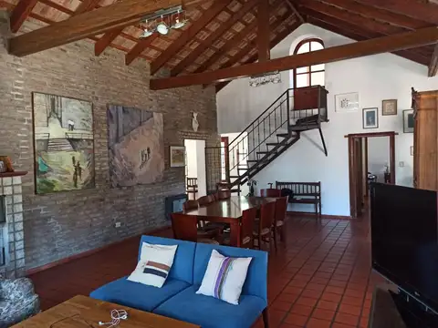 LA CAROLINA - Casa de 238m² con parque arbolado de 2500m².