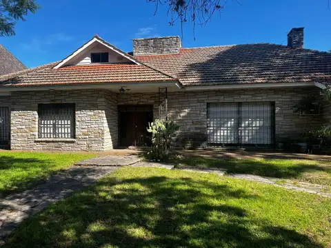 Venta casa de 8 ambientes – Acassuso