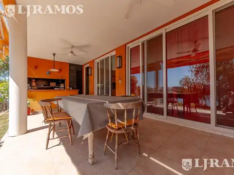 Casa sobre el lago en venta en el Barrio Vistas