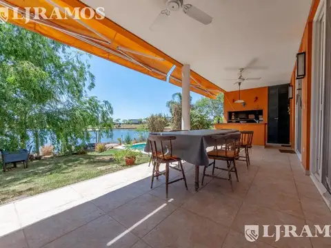 Casa sobre el lago en venta en el Barrio Vistas