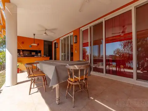 Casa sobre el lago en venta en el Barrio Vistas