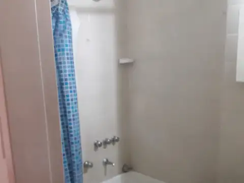 Dos ambientes luminosos, 2° Piso escalera, Expensas incluidas.