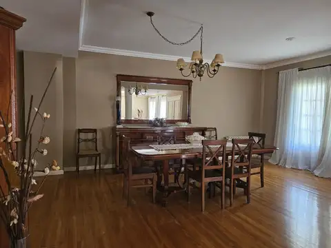 Casa 8 ambientes con 3 baños