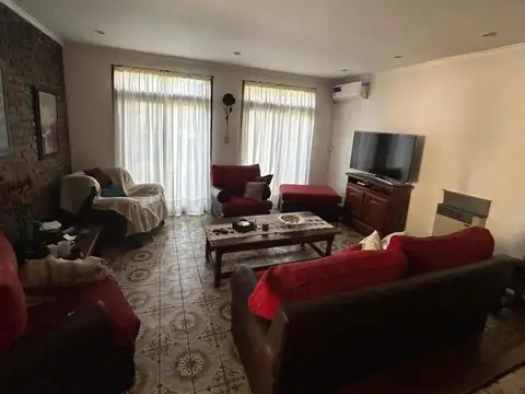 Gelly Obes, Barrio El Tato 2236