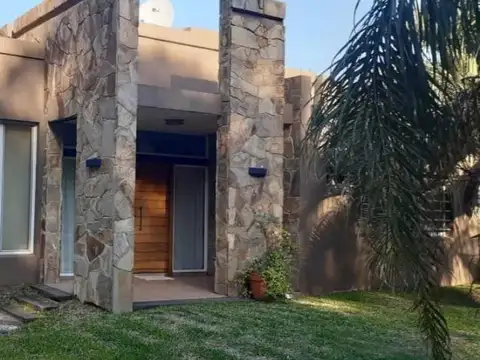Casa en venta - 2 Dormitorios 3 Baños - Cocheras - 1.800Mts2 - Moreno