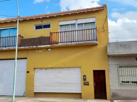 Chalet 4 ambientes con gran depósito - Chacabuco y Neuquén