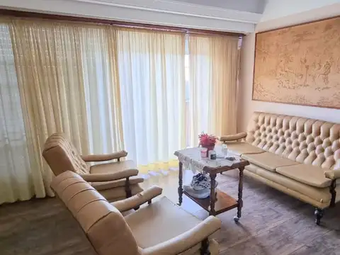 Chalet 4 ambientes con gran depósito - Chacabuco y Neuquén