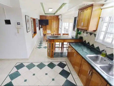 Casa 6 ambientes con 3 baños