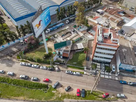 Casa en Alquiler con 2 cocheras