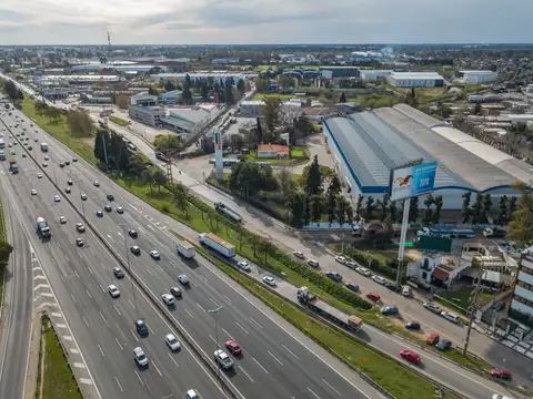 Casa apta comercial sobre colectora con carteles de publicidad