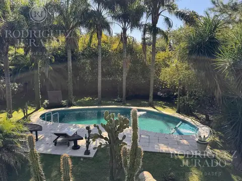 Casa 8 ambientes con 4 baños