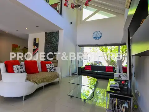 Casa 6 ambientes con 4 baños