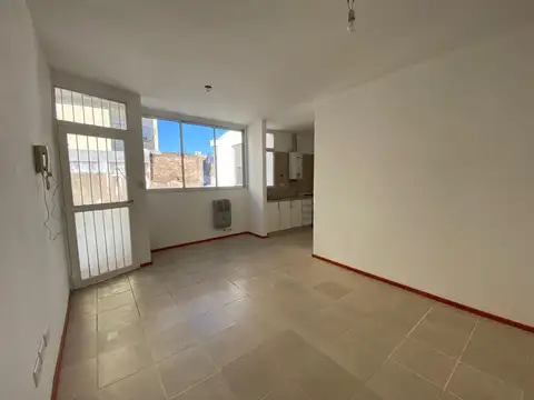 VENTA CASA DE PASILLO DOS DORMITORIOS ABASTO