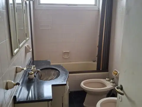 Casa en venta en Colegiales a mts de av lacroze , hermoso terreno para reciclar o para construir. se toman deptos  en parte de pago.