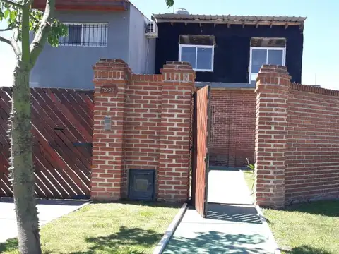 Casa en venta - 2 Dormitorios 1 Baño - Cocheras - 465Mts2 - Los Hornos, La Plata