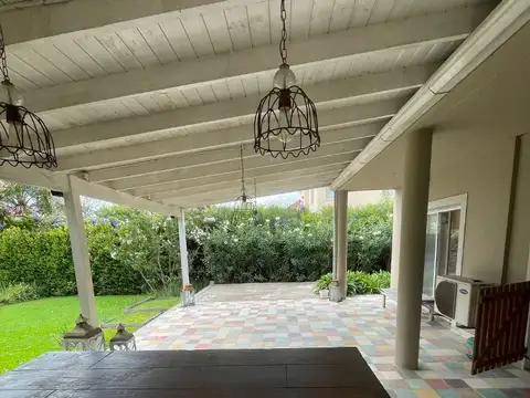 Casa 5 ambientes con 2 baños