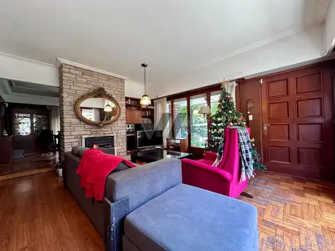 Chalet con 5 dormitorios. Gran lote. Los Troncos.