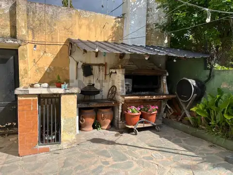 Venta de casa 5 ambientes con patio, terraza y cochera en Monte Grande. APTO CREDITO.