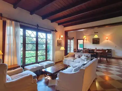 Casa en Venta con 2 cocheras