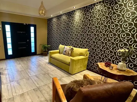 Casa en Venta con 3 cocheras