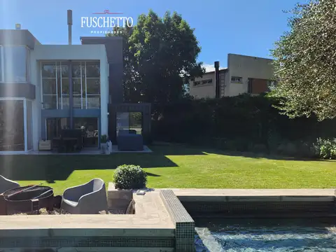 Casa 5 ambientes con 4 baños