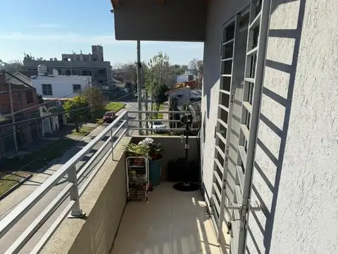 Pilar Centro sobre calle Martignone .