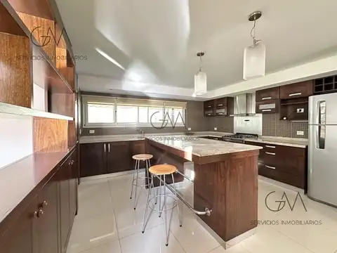 Casa 5 ambientes con 3 baños