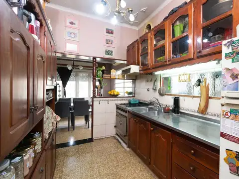 Casa 6 ambientes con 2 baños