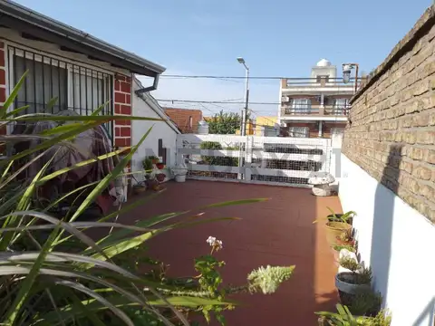 PH al frente, 3 ambientes con quincho y terraza