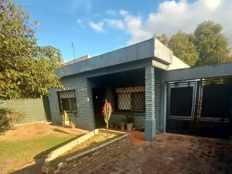 CASA QUINTA EN VILLA TESEI CON QUINCHO Y PILETA