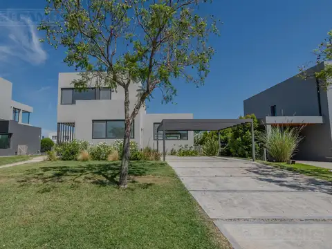 Casa 5 ambientes con 4 baños