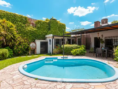 VENTA | PERMUTA - Casa de 3 dormitorios, con jardin y piscina. Barrio Triángulo, Rosario.
