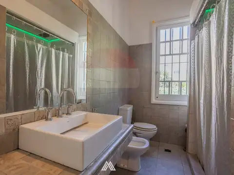 Casa en Venta con 3 cocheras