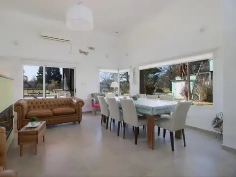 Casa 4 ambientes con 2 baños