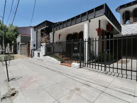 VENTA CASA EN LOTE PROPIO  5 AMBIENTES  APTO CREDITO  PATIO TERRAZA  3 COCHERAS   CIUDADELA