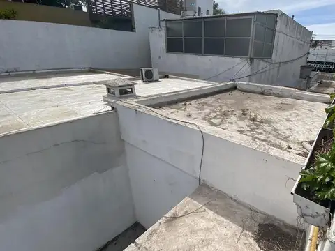 Casa en en venta pasillo unico - 2 dormitorios con patio y parrillero