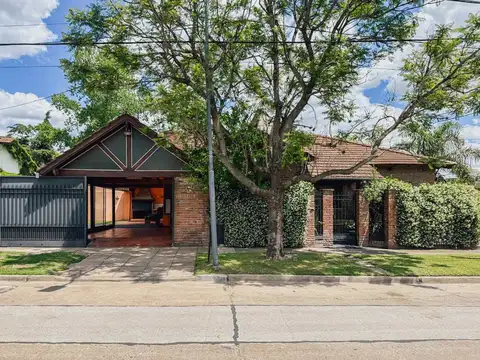 Venta casa 4 amb. Hurlingham, Parque y Pileta