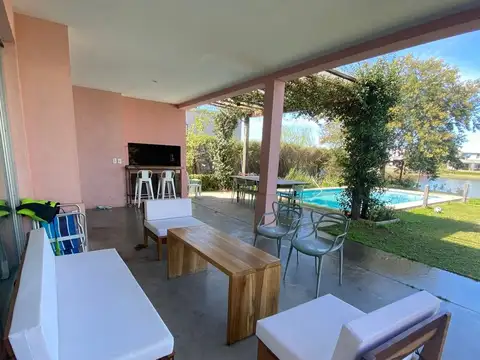 Casa 5 ambientes con 3 baños