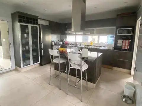 Casa en Venta con 5 cocheras