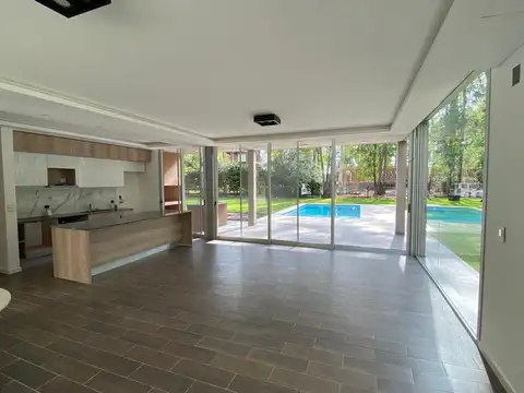 VENTA Casa  3 dormitorios con parque y piscina. Puerto Paraíso, Pueblo Esther