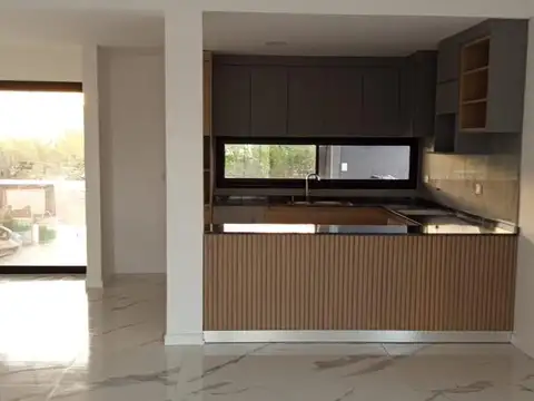 Casa en Venta con 3 cocheras