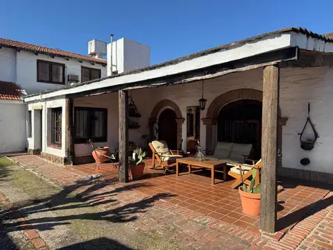 Casa de 5 Dormitorios en el corazon del Cerro - mas departamento - jardin y pileta