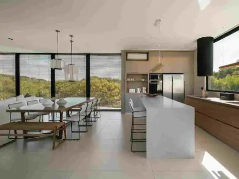 Casa 6 ambientes con 5 baños