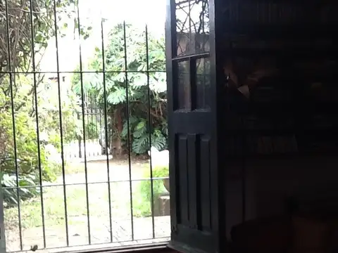 Casa desarrollada en 2 plantas 6 ambientes. Jardín al frente y patio lateral. 3 dormitorios,