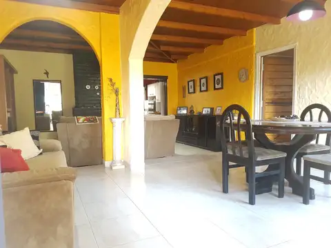 Excelente Casa 4 amb. sobre amplio lote - EXCELENTE UBICACIÓN 